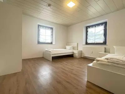 Ein Bett oder Betten in einem Zimmer der Unterkunft WEN111 große Monteurwohnung