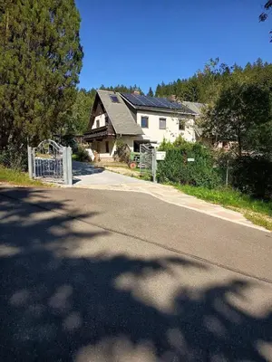 Das Gebäude in dem sich die Ferienwohnung befindet