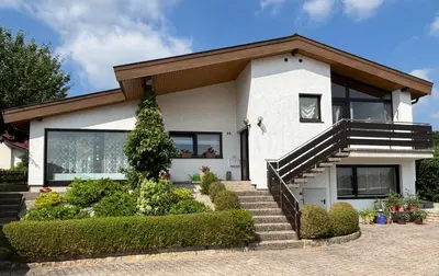 Das Gebäude in dem sich das Ferienhaus befindet