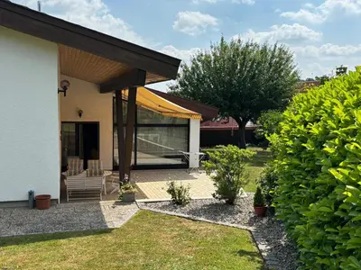 Ein Garten an der Unterkunft Ferienhaus Altenplos