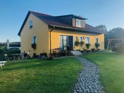 Ein Garten an der Unterkunft Haus Evi