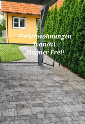 Das Gebäude in dem sich das Ferienhaus befindet