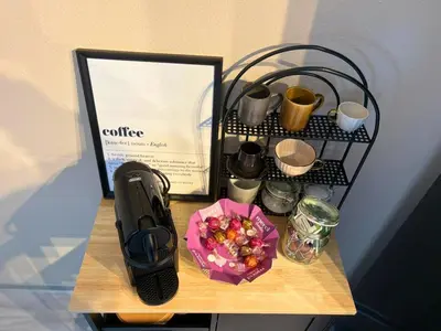 Kaffee-/Teezubehör in der Unterkunft Stadtbuden mit Charme - Küche, Wohnzimmer, Kaffee- und Teebar und Garten