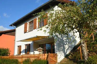 Das Gebäude in dem sich das Ferienhaus befindet