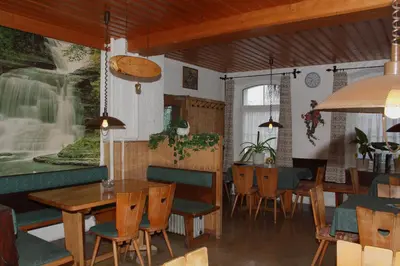 Ein Restaurant oder anderes Speiselokal in der Unterkunft Hotel Bayerischer Hof