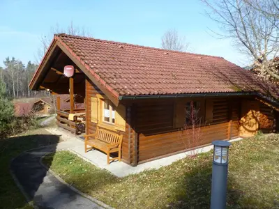 Das Gebäude in dem sich das Ferienhaus befindet