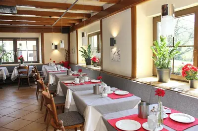 Ein Restaurant oder anderes Speiselokal in der Unterkunft Hotel Rosenhof Garni