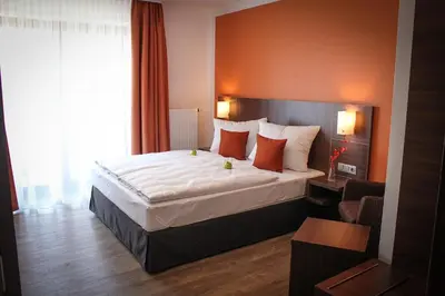 Ein Bett oder Betten in einem Zimmer der Unterkunft Hotel Rosenhof Garni