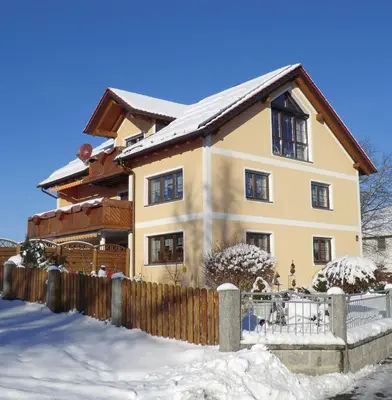 Das Gebäude in dem sich die Ferienwohnung befindet