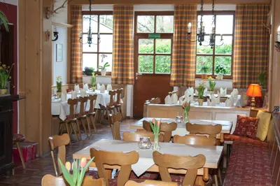 Ein Restaurant oder anderes Speiselokal in der Unterkunft Hotel am Regenbogen