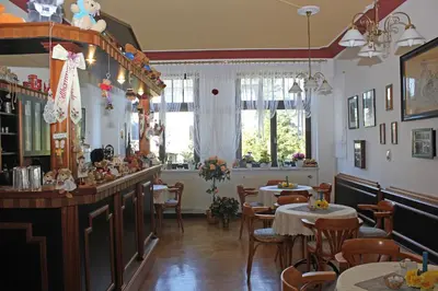 Ein Restaurant oder anderes Speiselokal in der Unterkunft Pension Vogtländer