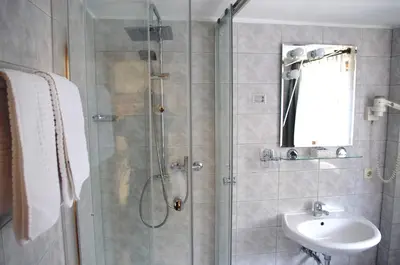 Ein Badezimmer in der Unterkunft Hotel Gasthof zum Walfisch