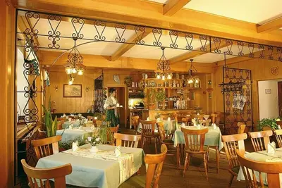 Ein Restaurant oder anderes Speiselokal in der Unterkunft Hotel Gasthof zum Walfisch
