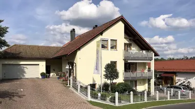 Das Gebäude in dem sich die Ferienwohnung befindet
