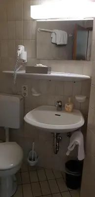 Ein Badezimmer in der Unterkunft Hotel am Untreusee