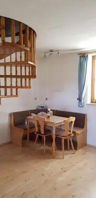 Ein Sitzbereich in der Unterkunft Ferienwohnung Spachtholz