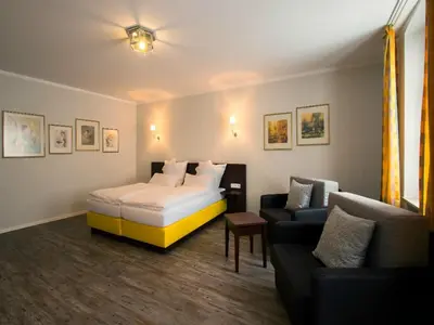 Ein Bett oder Betten in einem Zimmer der Unterkunft Altstadt-Hotel