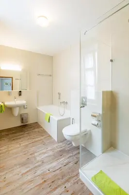 Ein Badezimmer in der Unterkunft Altstadt-Hotel
