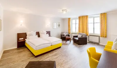 Ein Bett oder Betten in einem Zimmer der Unterkunft Altstadt-Hotel