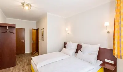 Ein Bett oder Betten in einem Zimmer der Unterkunft Altstadt-Hotel