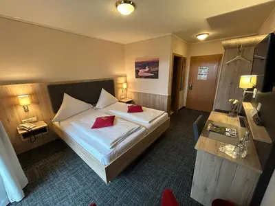 Ein Bett oder Betten in einem Zimmer der Unterkunft Panorama-Hotel am See