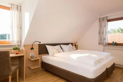 Ein Bett oder Betten in einem Zimmer der Unterkunft Gasthof-Pension Brauner Hirsch in Alfeld - Mittelfranken