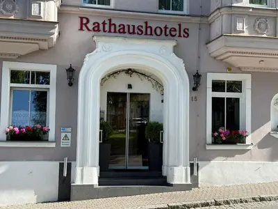 Eine Fassade oder ein Eingang zu Rathaushotels All Inklusive