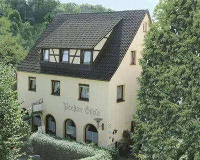 Das Gebäude in dem sich die Pension befindet