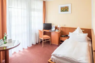 Ein Bett oder Betten in einem Zimmer der Unterkunft Vitalhotel Weisse Elster