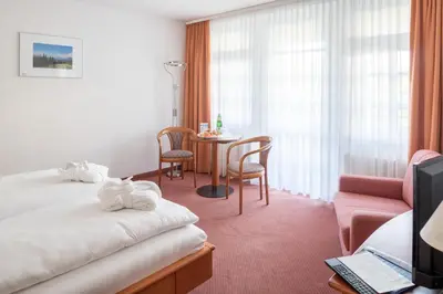 Ein Bett oder Betten in einem Zimmer der Unterkunft Vitalhotel Weisse Elster