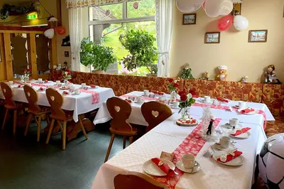 Ein Restaurant oder anderes Speiselokal in der Unterkunft Gaststätte & Pension Waldquell