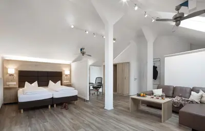 Ein Bett oder Betten in einem Zimmer der Unterkunft Wirtshaus & Hotel Goldener Greif