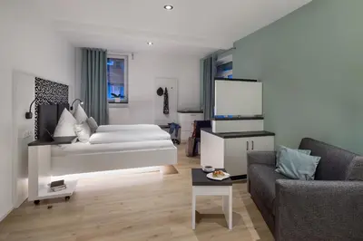 Ein Bett oder Betten in einem Zimmer der Unterkunft Wirtshaus & Hotel Goldener Greif