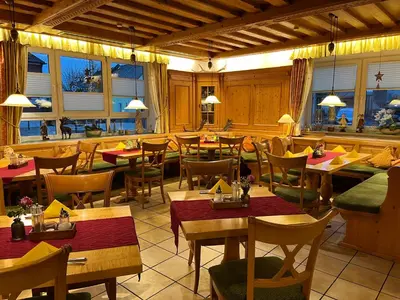 Ein Restaurant oder anderes Speiselokal in der Unterkunft Zum Waldnaabtal