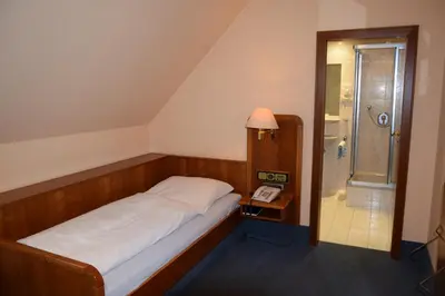 Ein Bett oder Betten in einem Zimmer der Unterkunft Hotel Grüner Baum