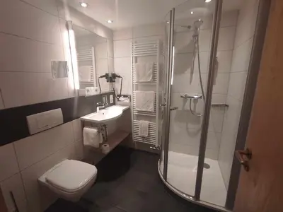 Ein Badezimmer in der Unterkunft Hotel Grüner Baum