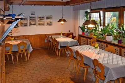 Ein Restaurant oder anderes Speiselokal in der Unterkunft Hotel Grüner Baum