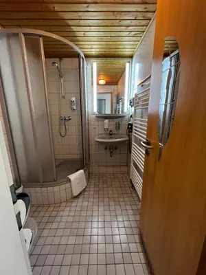 Ein Badezimmer in der Unterkunft Hotel Zur Sonne
