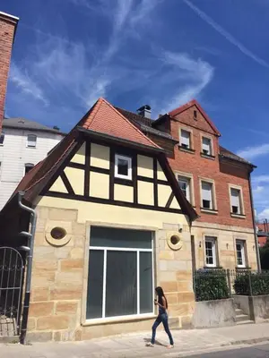 Das Gebäude in dem sich die Villa befindet