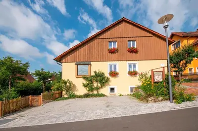 Das Gebäude in dem sich das Gasthaus befindet