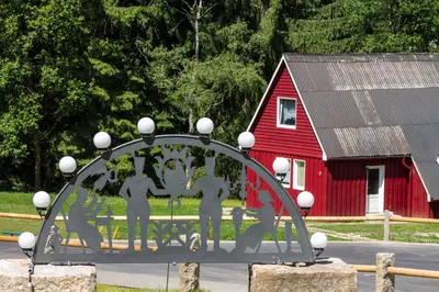 Das Gebäude in dem sich das Ferienhaus befindet