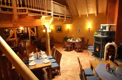 Ein Restaurant oder anderes Speiselokal in der Unterkunft Landhotel 
