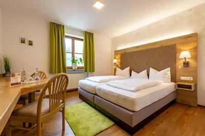 Ein Bett oder Betten in einem Zimmer der Unterkunft Zur Post Kümmersbruck Hotel & Tiny Houses