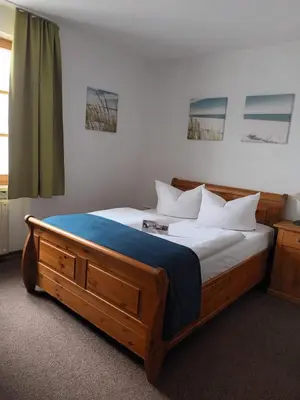 Ein Bett oder Betten in einem Zimmer der Unterkunft Zur Post Kümmersbruck Hotel & Tiny Houses