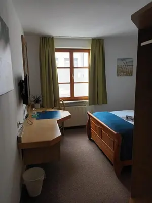 Ein Bett oder Betten in einem Zimmer der Unterkunft Zur Post Kümmersbruck Hotel & Tiny Houses