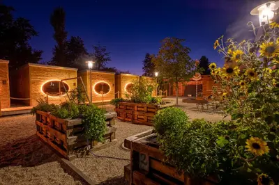 Ein Garten an der Unterkunft Zur Post Kümmersbruck Hotel & Tiny Houses