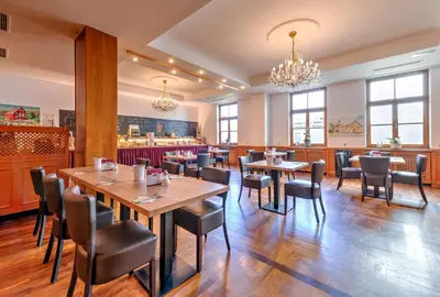 Ein Restaurant oder anderes Speiselokal in der Unterkunft Zur Post Kümmersbruck Hotel & Tiny Houses
