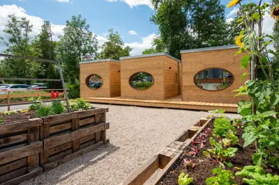 Ein Garten an der Unterkunft Zur Post Kümmersbruck Hotel & Tiny Houses
