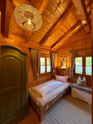 Ein Bett oder Betten in einem Zimmer der Unterkunft Blockhäuser Stamsried