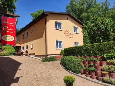 Ein Garten an der Unterkunft Pension Wernesgrün
